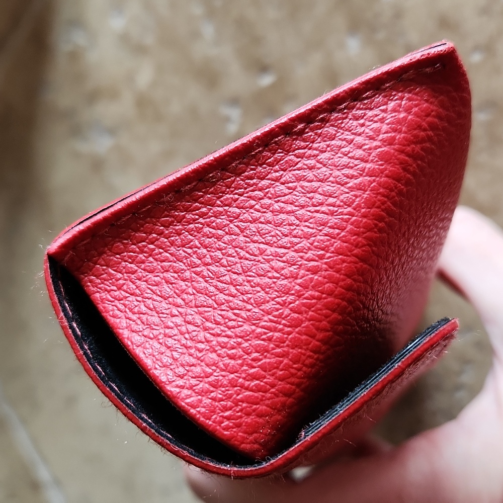 GUESS red eyeglasses holder with faux pebbled leather shell and velvet inside - Picture 3 of 7